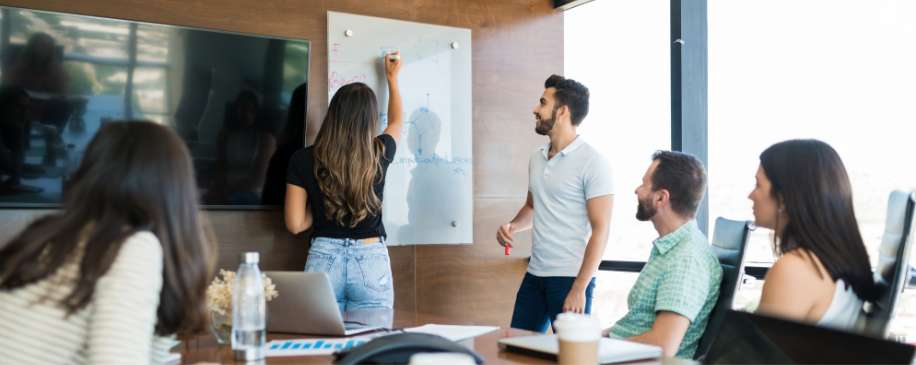 Personnes travaillant ensemble au bureau
