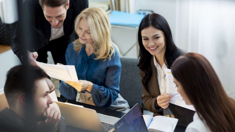 Personnes travaillant ensemble au bureau